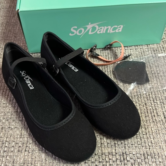 SoDanca dance shoes girls size 12.5s worn 3 times. EUC - Picture 1 of 3